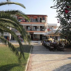 Вила Thanasis Apartments - Неа Флогита